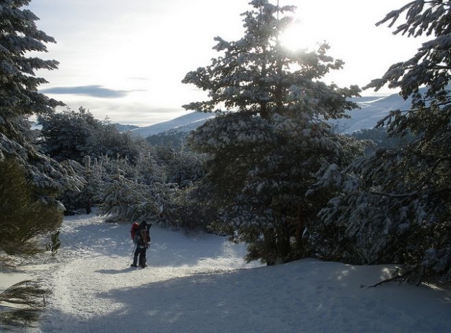 disfrutando de un recorrido con raquetas de nieve.jpg
